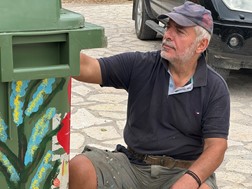 Ο δάσκαλος που εξωραΐζει τους κάδους στην Πίνδο συνομιλώντας με τη φύση